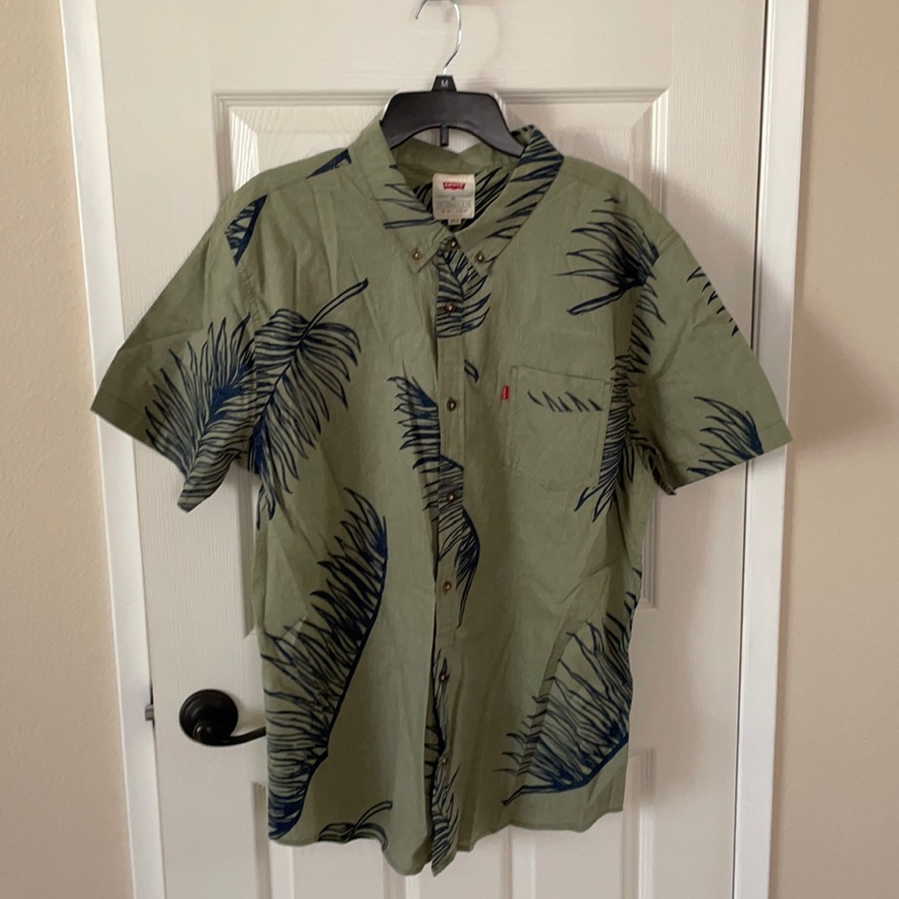 Men’s Levi’s button down casual shirt. 100% cotton. Never worn.